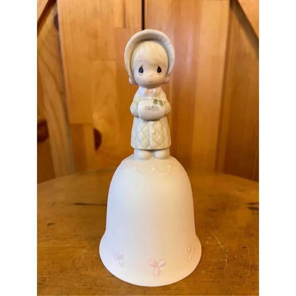 Vintage Precious Moments Bell - Wishing You A Cozy Christmas -1986 (6843)